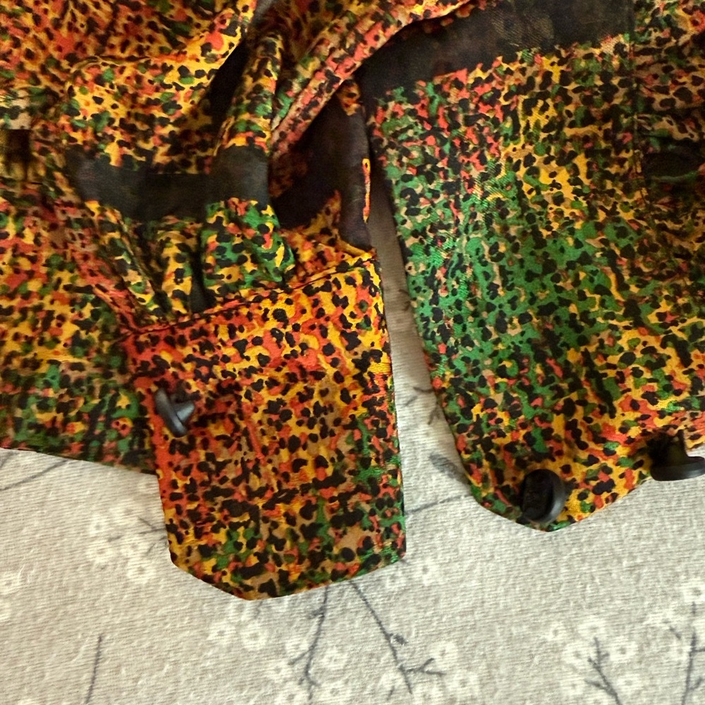Celine multi colored 100% silk blouse w/ Black triumphs working buttons SZ 46 - Picture 9 of 10
